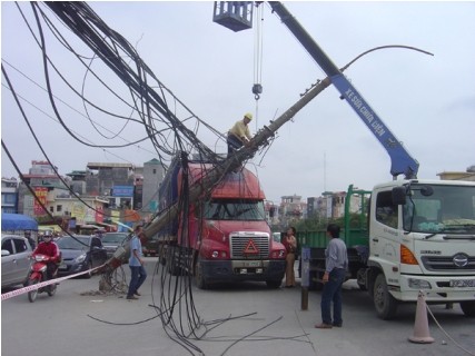 Và đây là hậu quả của việc cột điện mắc võng cùng dây cáp - Ảnh: Tuấn Nam